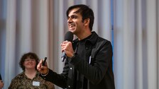 Bhavay Arora präsentiert seinen Pitch. 