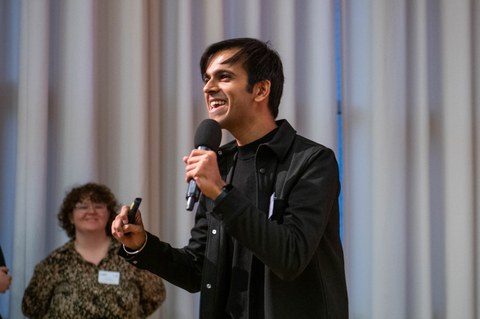 Bhavay Arora präsentiert seinen Pitch. 