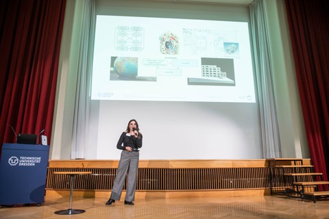 Carmen Helbig präsentiert ihren Pitch.