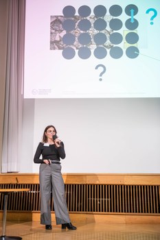 Carmen Helbig präsentiert ihren Pitch.