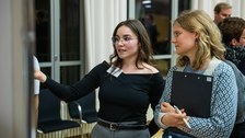 Carmen Helbig im Gespräch bei der Postersession. 