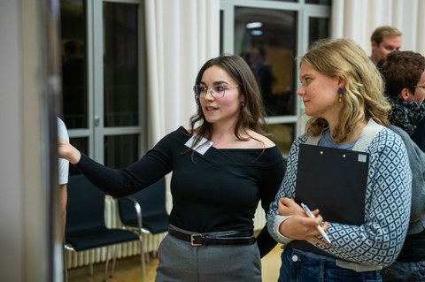 Carmen Helbig im Gespräch bei der Postersession. 