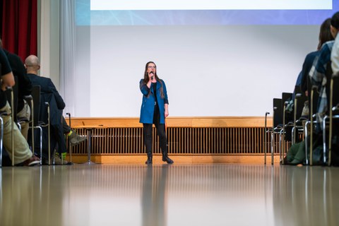 Charlotte Rathjen präsentiert ihren Pitch.