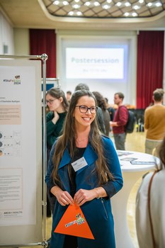 Charlotte erklärt ihr Poster