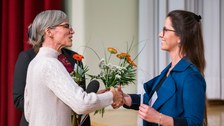 Charlotte wird eine Blume von Henriette Greulich überreicht.