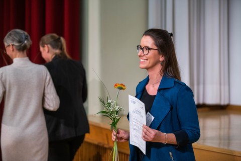 Charlotte Rathjen mit Blume und Urkunde