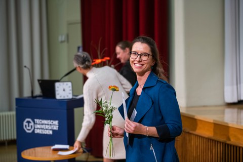 Charlotte Rathjen mit Blume und Urkunde.