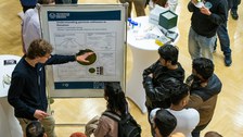 Filip Hahs erklärt Interessierten sein Poster. 