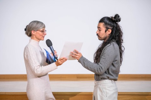 Henriette Greulich überreicht Gustavo Rosales eine Urkunde