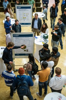 Hiva Osmani erklärt Interessierten sein Poster.