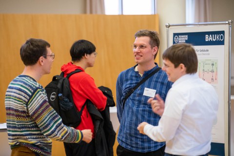 Jan-Nick Munique im Gespräch bei der Postersession