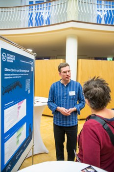 Jan-Nick Munique im Gespräch bei der Postersession. 