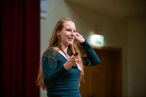 Jana Skrobanek präsentiert ihren Science Slam. 