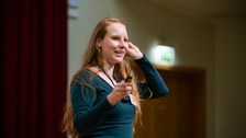 Jana Skrobanek präsentiert ihren Science Slam. 