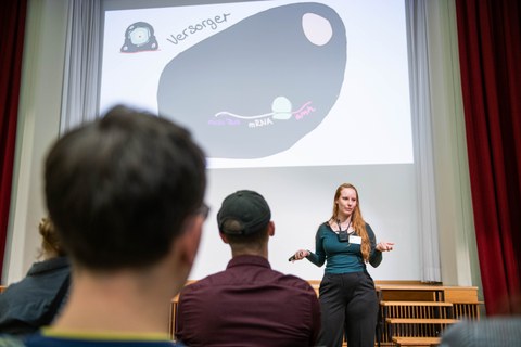 Jana Skrobanek präsentiert ihren Science Slam.