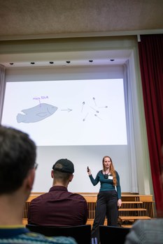 Jana Skrobanek präsentiert ihren Science Slam. 