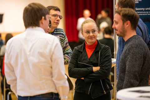 Laura Oberender im Gespräch bei der Postersession.