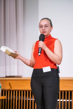 Laura Oberender präsentiert ihren Pitch und zeigt ein Stück Wand.