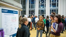 Laura Oberender erklärt Interessierten ihr Poster.