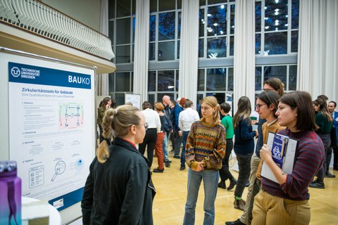 Laura Oberender erklärt Interessierten ihr Poster.