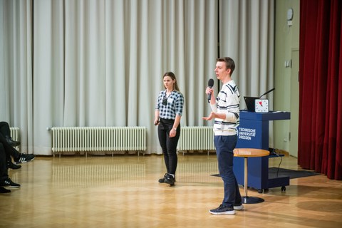 Lia Söder und David Kurz präsentieren ihren Science Slam