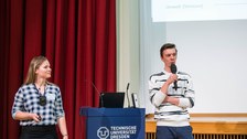 Lia Söder und David Kurz präsentieren ihren Science Slam. 