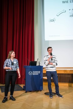 Lia Söder und David Kurz präsentieren ihren Science Slam. 