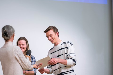 David Kurz und Lia Söder werden ihre Urkunden überreicht