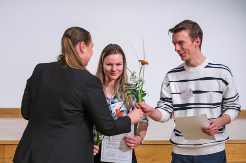 Lia Söder und David Kurz werden Blumen überreicht