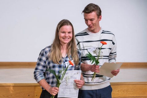 Lia Söder und David Kurz mit ihren Ukrunden und Blumen. 