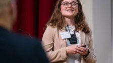 Lucie Brunner präsentiert ihren Pitch. 