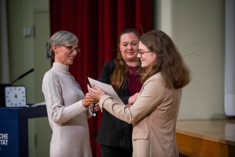 Lucie Brunner wird eine Urkunde von Henriette Greulich überreicht.