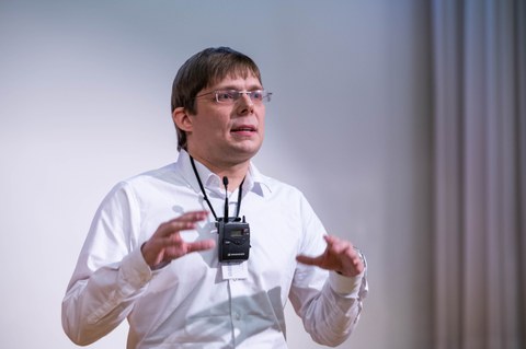 Richard Golbs Präsentiert seinen Science Slam. 