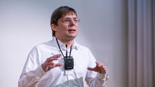 Richard Golbs Präsentiert seinen Science Slam. 
