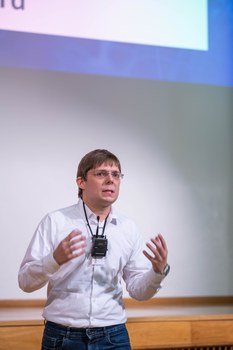 Richard Golbs präsentiert seinen Science Slam. 
