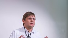 Richard Golbs präsentiert seinen Science Slam. 