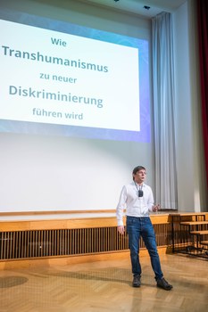 Richard Golbs präsentiert seinen Science Slam.