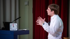 Richard Golbs präsentiert seinen Science Slam. 