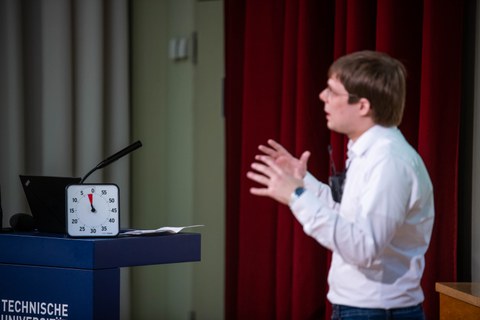 Richard Golbs präsentiert seinen Science Slam. 