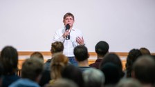 Richard Golbs präsentiert seinen Science Slam.