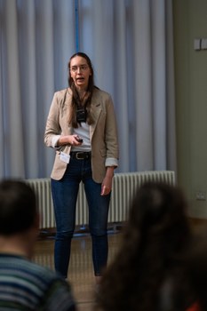 Sandra Theresa Porath präsentiert ihren Pitch. 