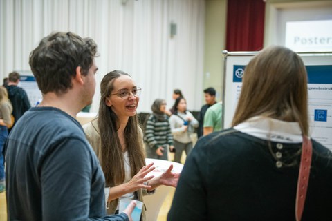 Sandra Theresa Porath im gespräch bei der Postersession