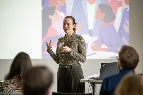 Eine Studentin hält einen Vortrag über ihre Forschung.