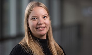 Eine Frau mit blonden Haaren.