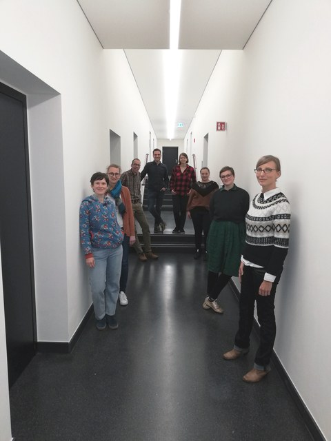 Eine Personengruppe steht im Gang des Fritz-Foerster-Gebäudes
