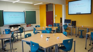 Klassenraum nach Umgestaltung mit alternativen Tischkonstellationen und multiplen Präsentationsflächen