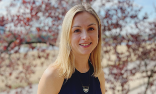 Auf diesem Foto ist Fundus Inklusion Teammitglied Elisa Bitterlich zu sehen.