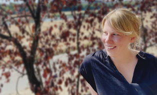 Auf diesem Foto ist Fundus Inklusion Teammitglied Hannah Bartels zu sehen.