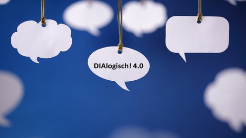 Das Bild zeigt eine Sprechblase vor blauem Hintergrund, auf der ein Schriftzug mit "DIAlogisch! 4.0" zu sehen ist.