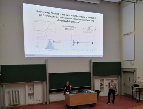 Prof. Hoffkamp spricht über die beurteilende Statistik in einem Hörsaal.